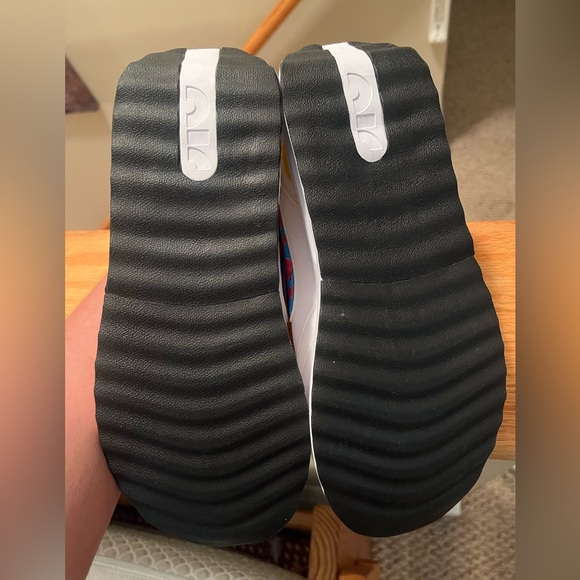 Nike sneakers, size 6Y (will fit women’s size 7-7.5) new & never worn - Picture 5 of 5